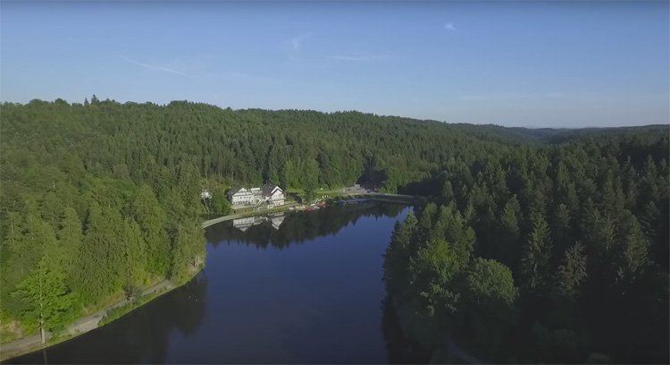 Prachtig meer bij Ebnisse, Duitsland gefilmd met DJI Phantom 3