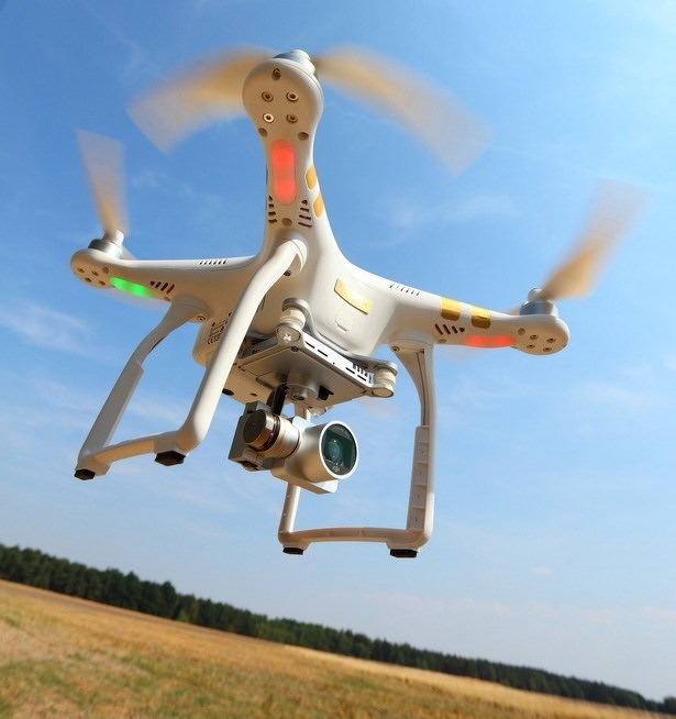 auto-bijna-in-botsing-met-drone-op-a20-snelweg-quadcopter-dji-phantom-professional-2015